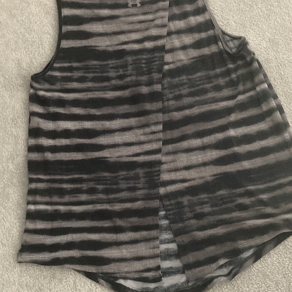 GUC Under Armour Women's XS UA Open Back Loose Fit Sleeveless Black Gray Shirt - Picture 4 of 8
